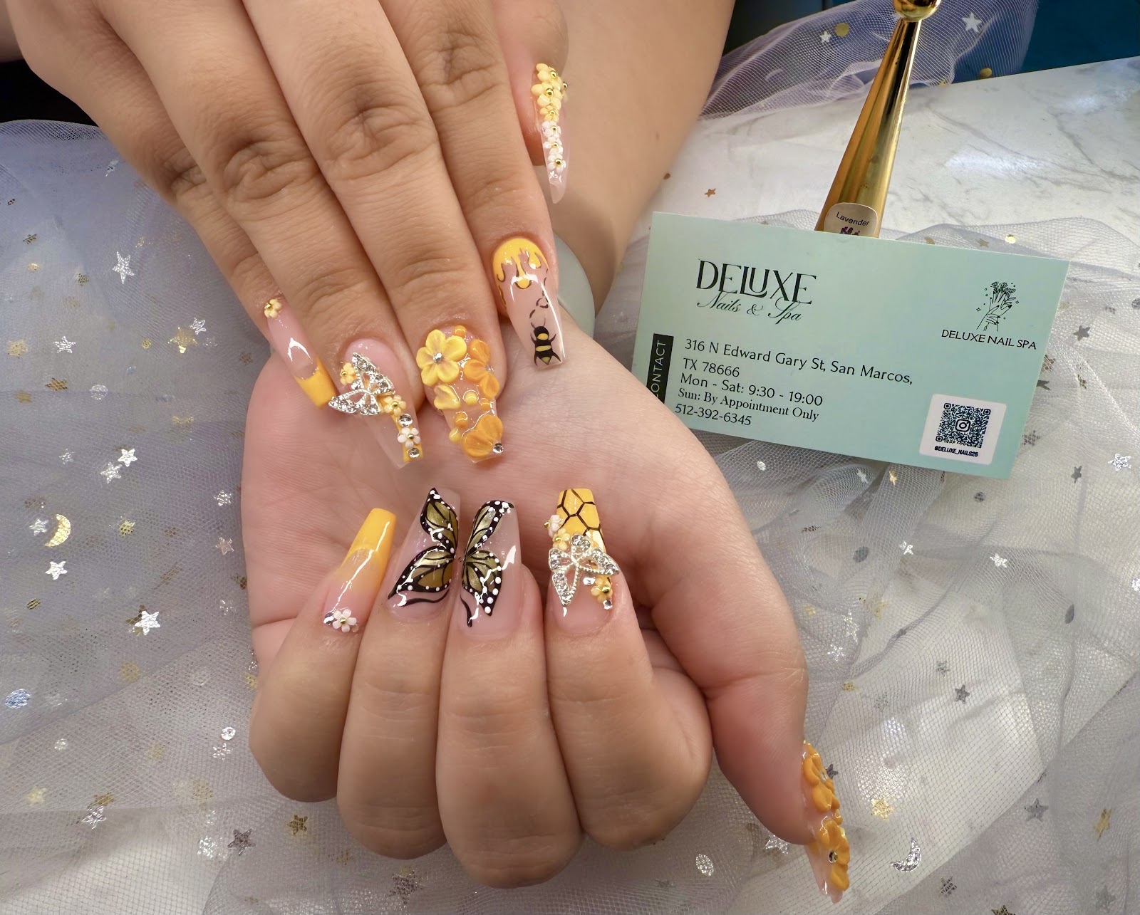 DELUXE NAILS AND SPA logo