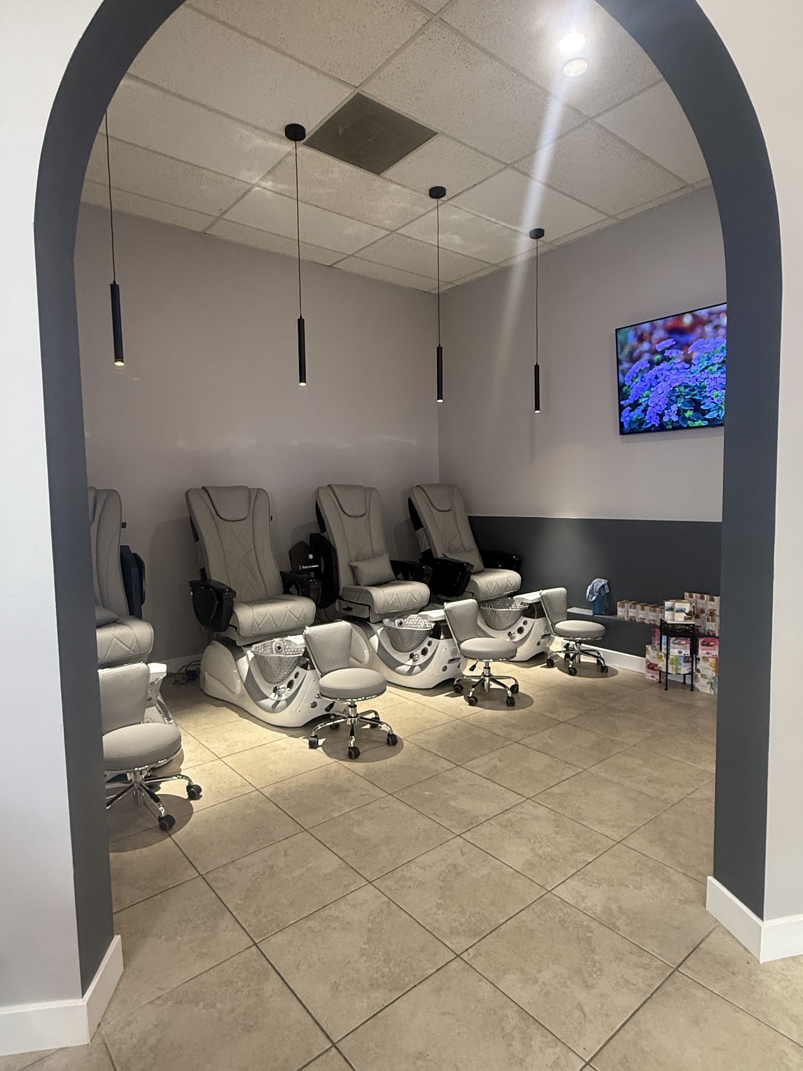 DELUXE NAILS AND SPA nail photo 3
